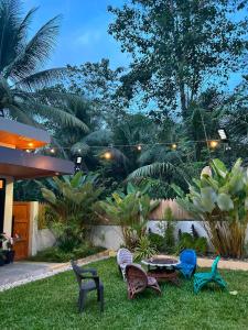 a garden with chairs and a table in the grass at Villa de Miguel in Migit