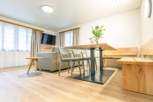 a dining room with a table and chairs at Kehr Apartment - Aare Jungfrau AG in Grindelwald