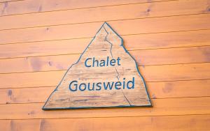 a sign on a wooden wall with the words child gospel weld at Jungfrau Penthouse - Aare Jungfrau AG in Wilderswil