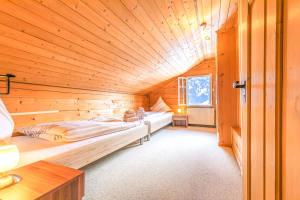 una stanza con un letto in una cabina di legno di Chalet Weid - Aare Jungfrau AG a Grindelwald