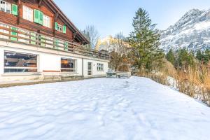 un edificio con la neve a terra davanti ad esso di Chalet Weid - Aare Jungfrau AG a Grindelwald Altre 33 foto