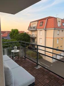 a balcony with a view of a building at Studio Etoile Elegance in Bartenheim