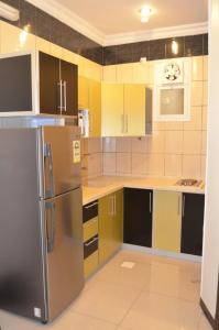 Η κουζίνα ή μικρή κουζίνα στο فخامة الديار للشقق المخدومة Fakhamat Aldyar For Serviced Apartments +28 φωτογραφίες