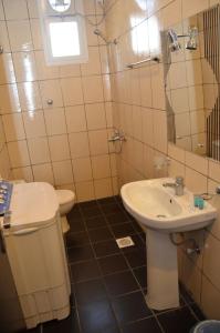 Ένα μπάνιο στο فخامة الديار للشقق المخدومة Fakhamat Aldyar For Serviced Apartments