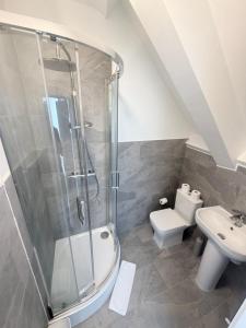 a bathroom with a shower and a sink and a toilet at Crown House in Oxford +43 photos