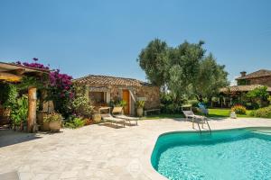 a backyard with a swimming pool and a house at Estay - Tanca de Mar in Maracalagonis
