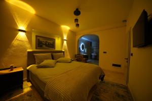 a bedroom with a large bed in a room at Diamond Village Ortahisar in Ürgüp