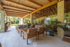an outdoor patio with chairs and a table at Estay - Tanca de Mar in Maracalagonis