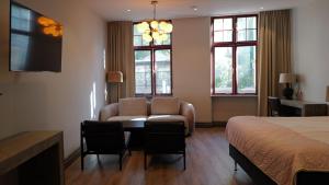 a hotel room with a bed and a living room at Hotell Visby Börs in Visby