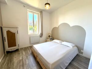 a bedroom with a large bed with a heart headboard at Maison 85 m2 deux chambres in Cazères