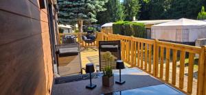 ein Balkon mit einem Tisch, auf dem eine Pflanze steht in der Unterkunft Tinyhouse SeeZeit in Lohmen