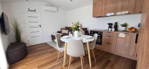 eine Küche und ein Esszimmer mit Tisch und Stühlen in der Unterkunft Tinyhouse SeeZeit in Lohmen