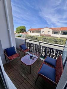 a balcony with two chairs and a table on it at Le Vigne - Terrasse privée in Aytré