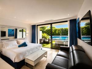 a bedroom with a bed and a couch at VILLA MIAMI in Les Issambres