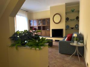 a living room with a couch and a table at Bartahouse in Peccioli