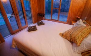 sypialnia z białym łóżkiem z dwoma pudłami w obiekcie Severn-dipity w mieście Ballandean
