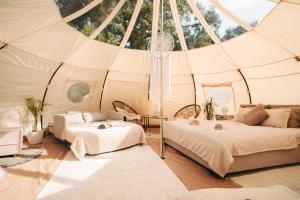 a room with two beds in a tent at Ranna Surfiküla in Suureranna