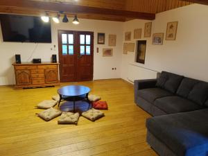 ein Wohnzimmer mit Sofa und Tisch in der Unterkunft Sweet Dalia in Molvice