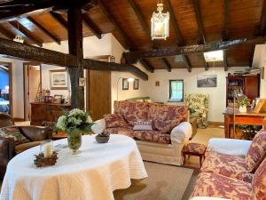 a living room with a couch and a table at Casa rural Garata in Arantza