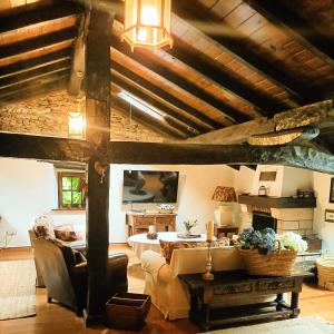 a living room with a couch and a table at Casa rural Garata in Arantza
