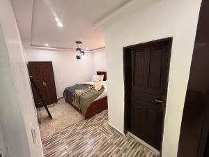 ein kleines Schlafzimmer mit einem Bett und einer Tür in der Unterkunft bryric in Marcasville