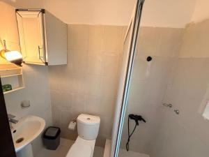 ein Badezimmer mit Dusche, Toilette und Waschbecken in der Unterkunft bryric in Marcasville