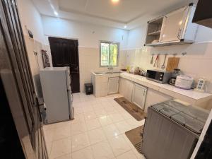 eine Küche mit Kühlschrank und Spüle in der Unterkunft bryric in Marcasville