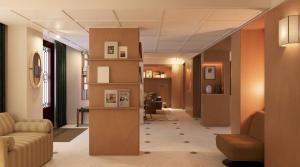 ein Flur mit einem Wohnzimmer und einem Wohnzimmer in der Unterkunft Alfred Hotels Paris Lecourbe- Hôtel Rénové in Paris