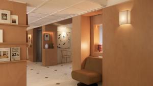 ein Wohnzimmer mit einem Stuhl und einem Tisch in der Unterkunft Alfred Hotels Paris Lecourbe- Hôtel Rénové in Paris + 11 Fotos