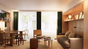 ein Wohnzimmer mit Sofa und Tisch in der Unterkunft Alfred Hotels Paris Lecourbe- Hôtel Rénové in Paris