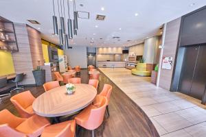 a dining room with a table and chairs at Smile Hotel Tokyo Nihonbashi in Tokyo