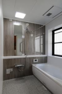 a large bathroom with a tub and a shower at 見晴らしの宿 Guest House景 in Kumamoto +34 photos