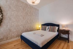 a bedroom with a bed with a blue headboard at A cozy hideout in Lisbon