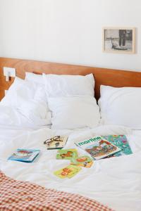 ein Bett mit einigen Büchern darauf in der Unterkunft Alfred Hotels Paris Lecourbe- Hôtel Rénové in Paris