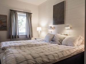 a large bed in a bedroom with a window at 2-Story Condo with Terrace in Åre
