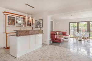 a living room with a bar and a dining room at Ferienhaus Sonnendeck in Ueckeritz