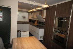 Kjøkken eller kjøkkenkrok på J and R Brussels City Apartment