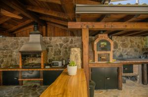 a kitchen with a stove and a wooden table at Villa Oasis Madrid in Batres
