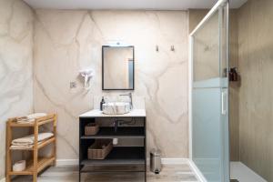 a bathroom with a sink and a shower at Apartamentos El Real in Mota del Cuervo