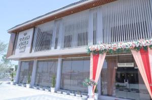 a building with red and white drapes in front of it at Vani Hotel Golden Petals in Una
