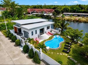 an aerial view of a house with a swimming pool at Villa Nature Tropicale Lac au Centre Ville de Koh Samui Chaweng in Koh Samui