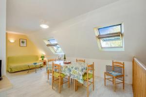 a living room with a dining room table and chairs at Appartement confortable avec terrasse à Arzon - 60 m² in Arzon