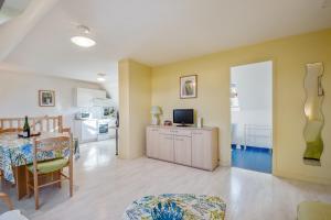 a kitchen and living room with a table and a dining room at Appartement confortable avec terrasse à Arzon - 60 m² in Arzon