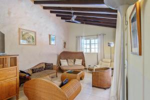 a living room with wicker furniture and a ceiling at Villa avec piscine à Saint-Gilles les Bains, 260 m², 9 pers. in Saint-Gilles-les-Bains