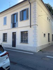 a white building with a door on a street at Residenza Vignoli Seregno Centro in Seregno