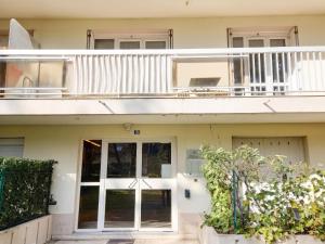 a white house with a balcony and a door at Appartement charmant à Chambéry de 35 m² + balcon privatif in Chambéry