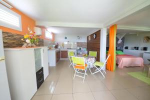 a kitchen and living room with a table and chairs at Appartement charmant à Rivière-Salée, 45 m² avec terrasse privée in Rivière-Salée