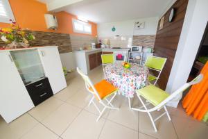 a kitchen with a table and chairs in a room at Appartement charmant à Rivière-Salée, 45 m² avec terrasse privée in Rivière-Salée +16 photos