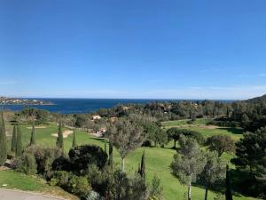 an aerial view of a park with trees and the ocean at Appartement familial avec vue sur la mer à Agay - 40 m² + piscine in Agay - Saint Raphael