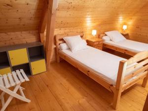a room with two beds in a wooden cabin at Chalet charmant à Saint-Gènes-Champespe avec parking privé in Saint-Genès-Champespe